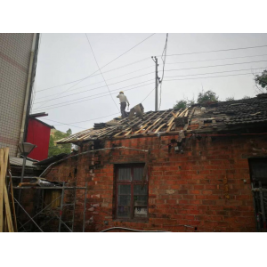  开展老旧房屋改造，排除住房安全隐患